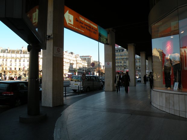  sous les arcades du centre commercial Montparnasse